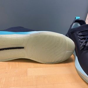 Clove tennis shoes blue warn once.